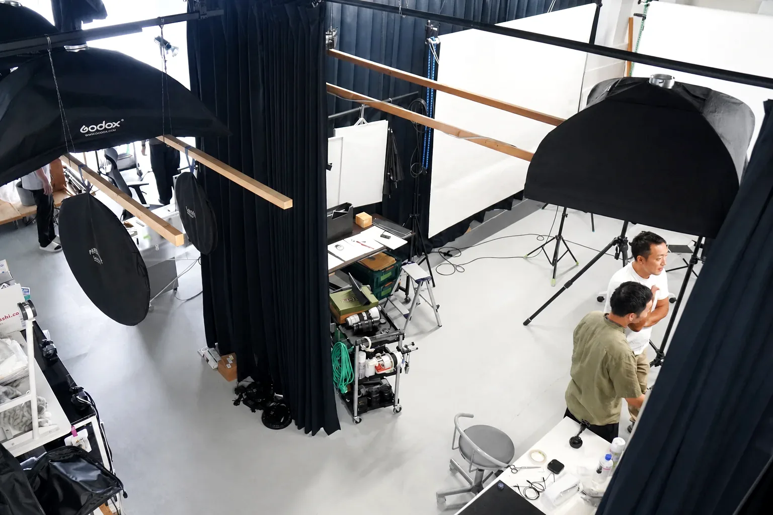 社内フォトスタジオで撮影準備を行う様子